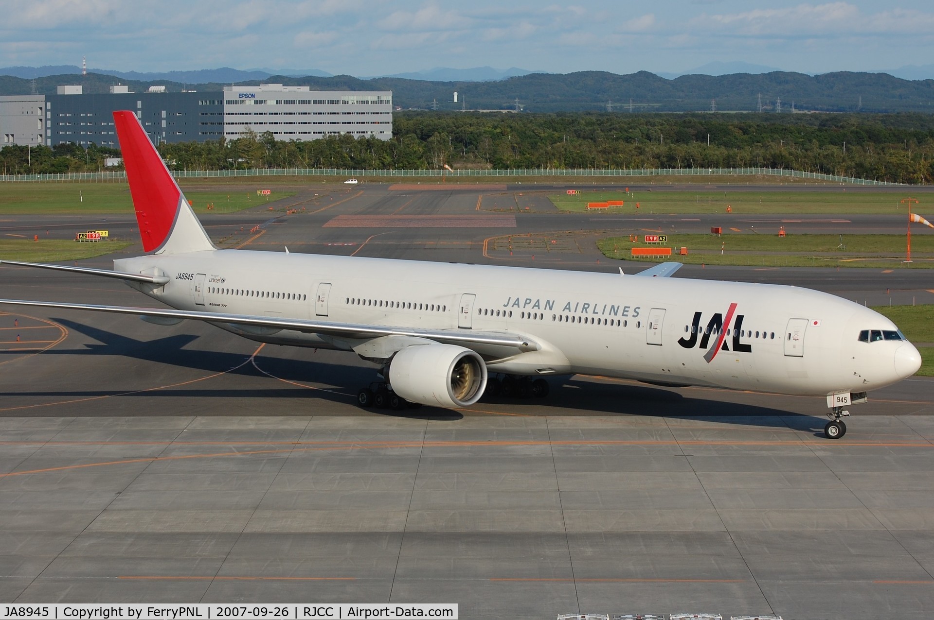 JA8945, 1999 Boeing 777-346 C/N 28397, Arrival of JAL B773