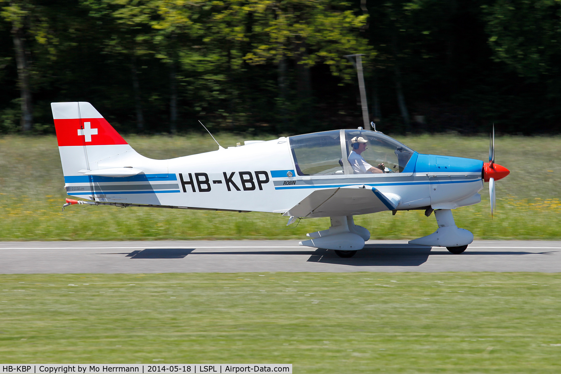 HB-KBP, 1987 Robin DR-400-180R Regent C/N 1769, glider towing