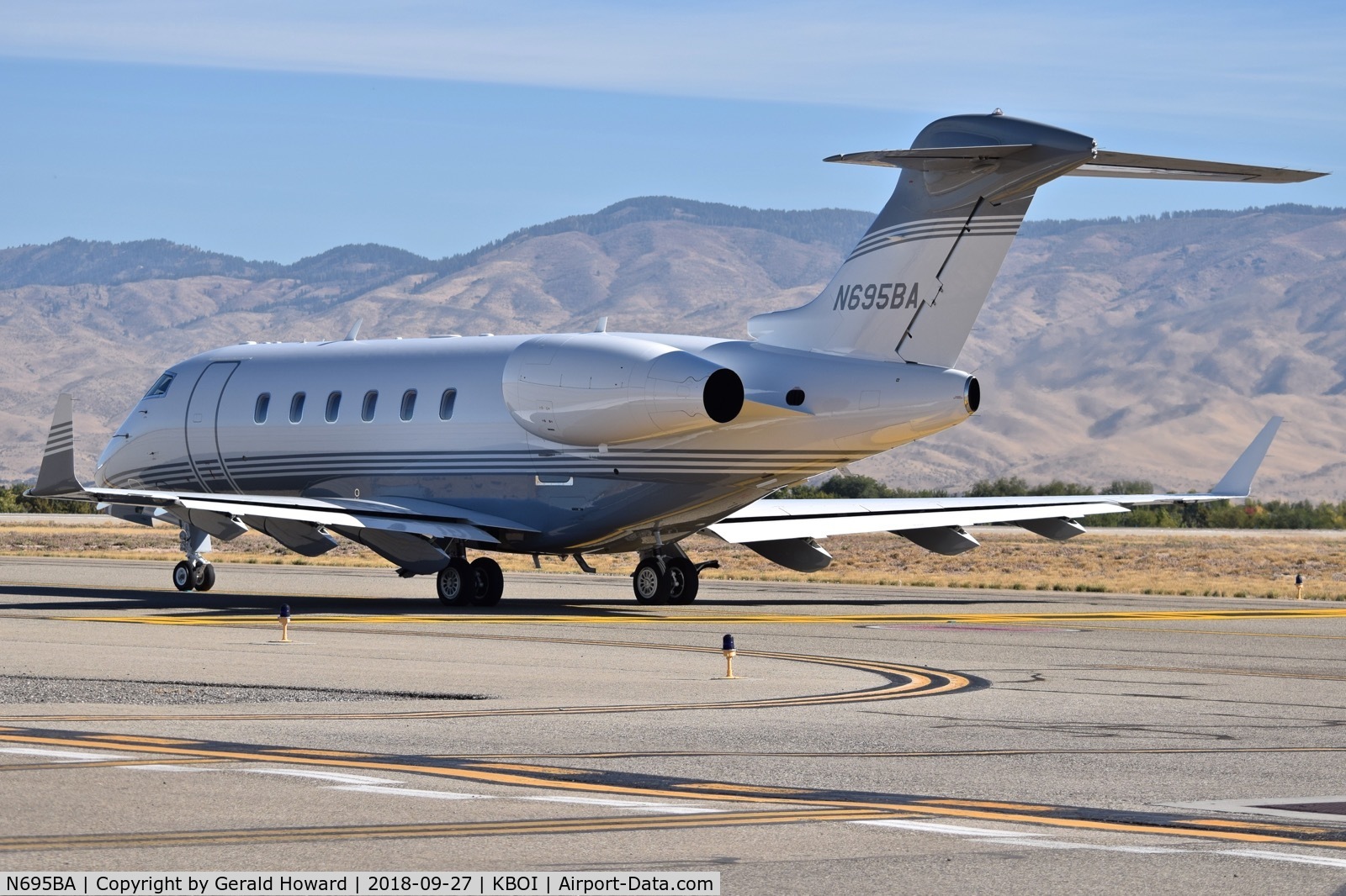 N695BA, 2009 Bombardier Challenger 300 (BD-100-1A10) C/N 20273, Taxiing to RWY 10R.