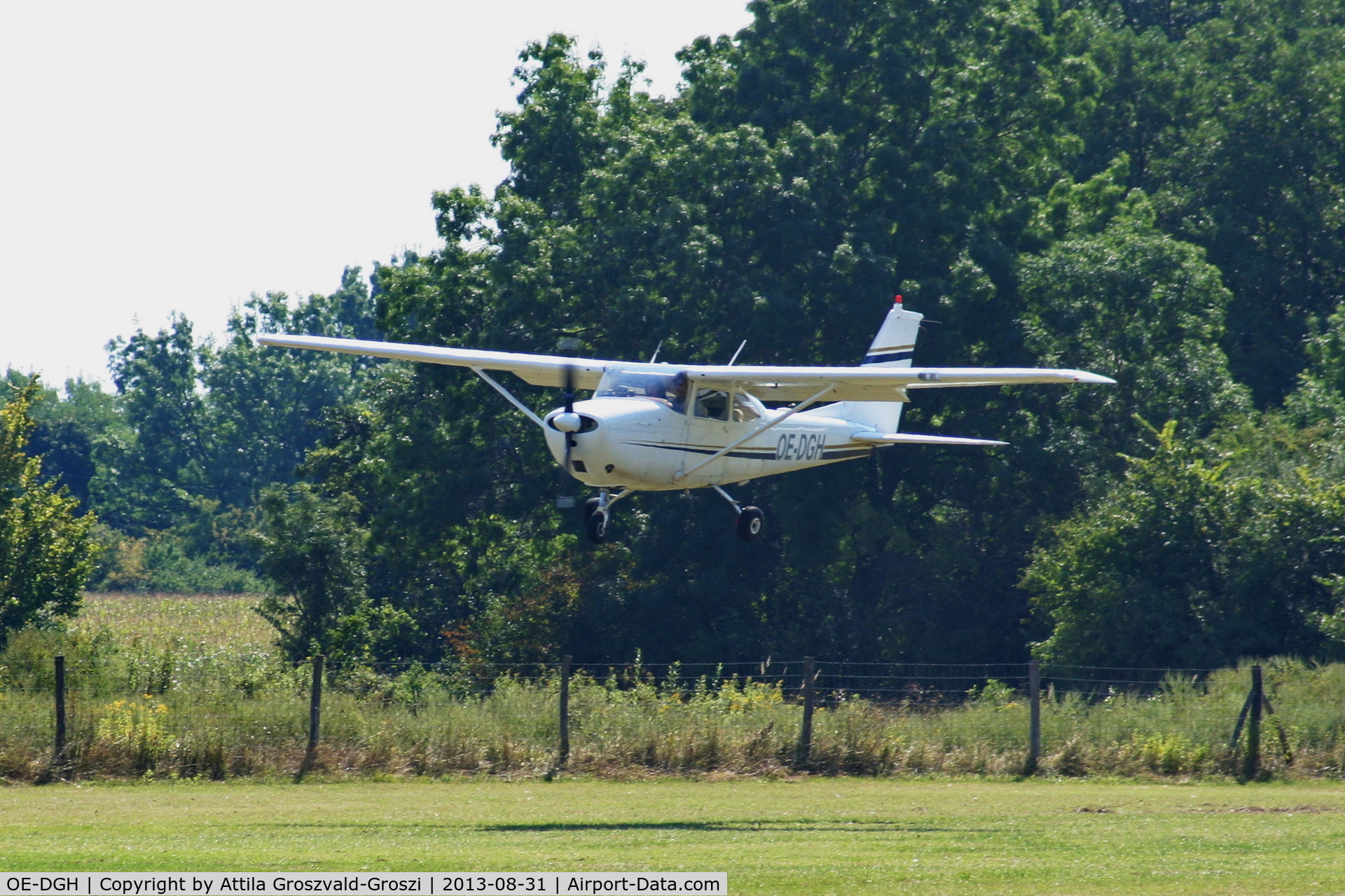 OE-DGH, Reims F172D Skyhawk C/N F172-0001, II. Cirrus-Hertelendy Aviator's Weekend , Hertelendy Castle Airfield Hungary