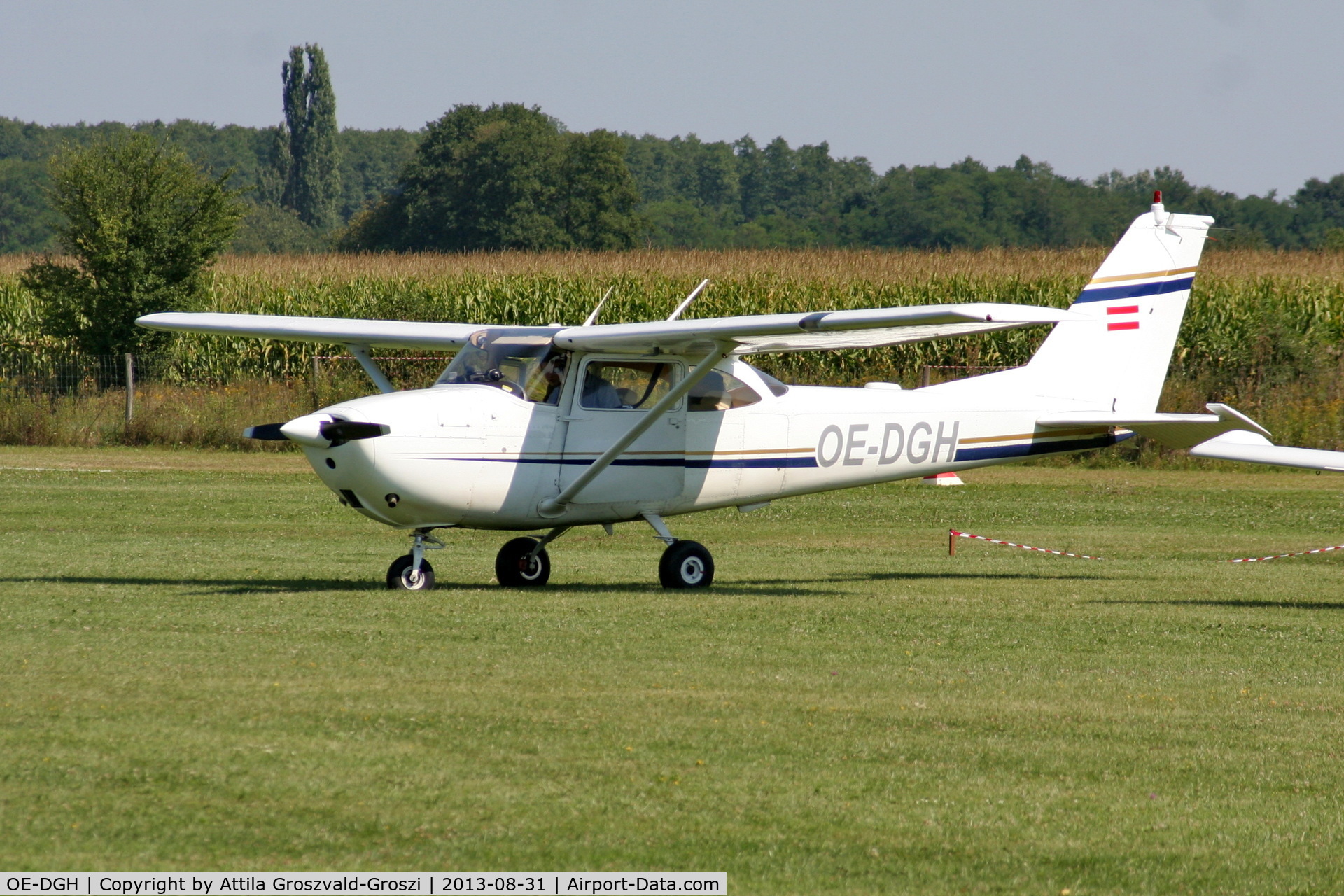 OE-DGH, Reims F172D Skyhawk C/N F172-0001, II. Cirrus-Hertelendy Aviator's Weekend , Hertelendy Castle Airfield Hungary