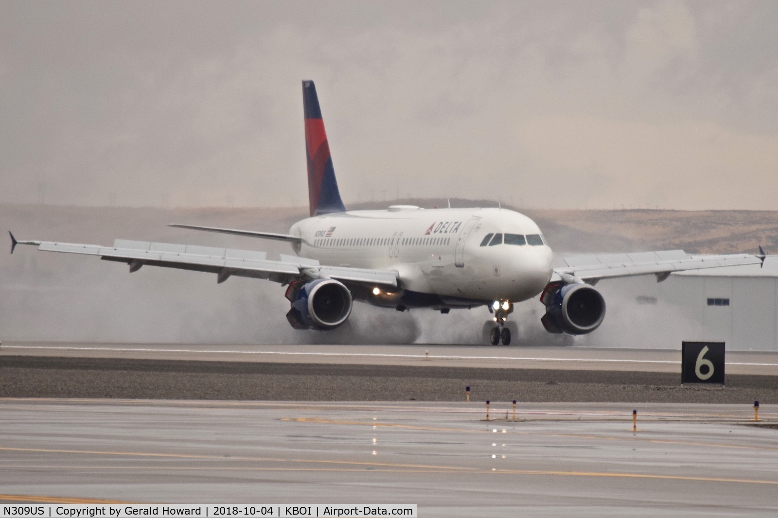 N309US, 1990 Airbus A320-211 C/N 118, Start of landing roll out on RWY 28R.