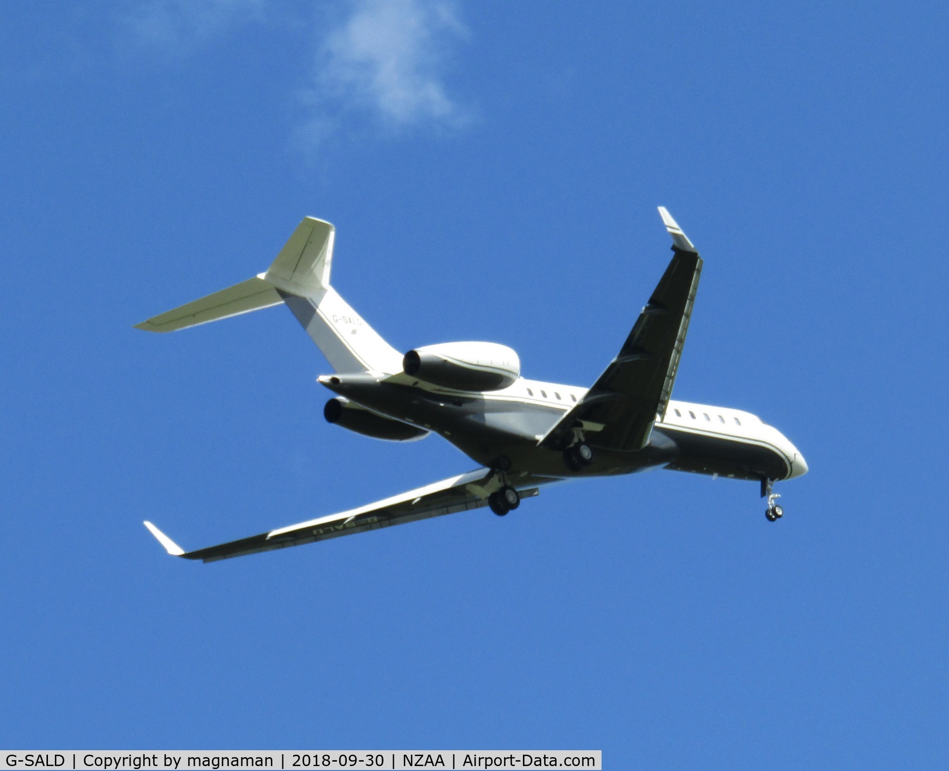 G-SALD, 2017 Bombardier BD-700-1A10 Global 6000 C/N 9781, On finals to AKL