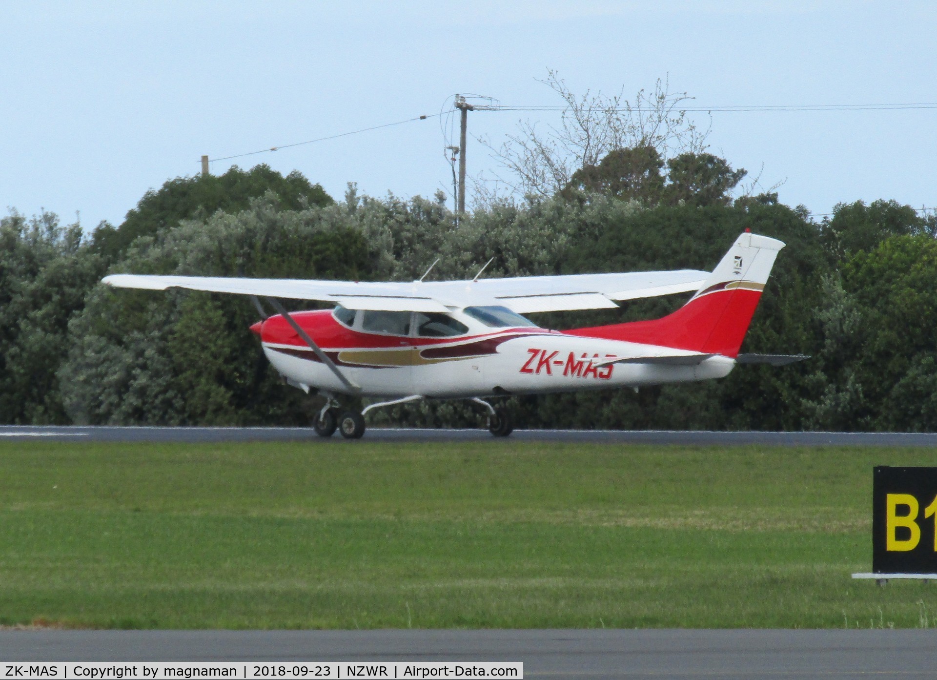 ZK-MAS, Cessna TR182 Turbo Skylane RG C/N Not found ZK-MAS, taxying for take off