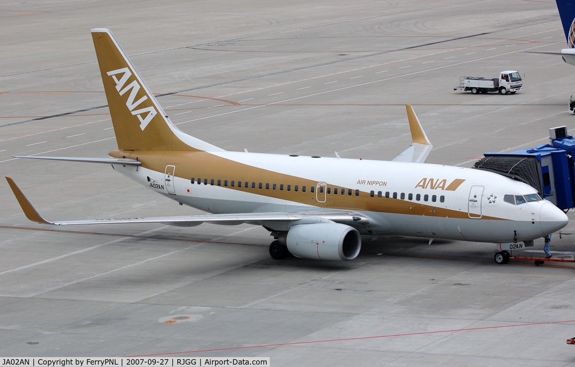 JA02AN, 2005 Boeing 737-781 C/N 33872, ANA B737 in gold.