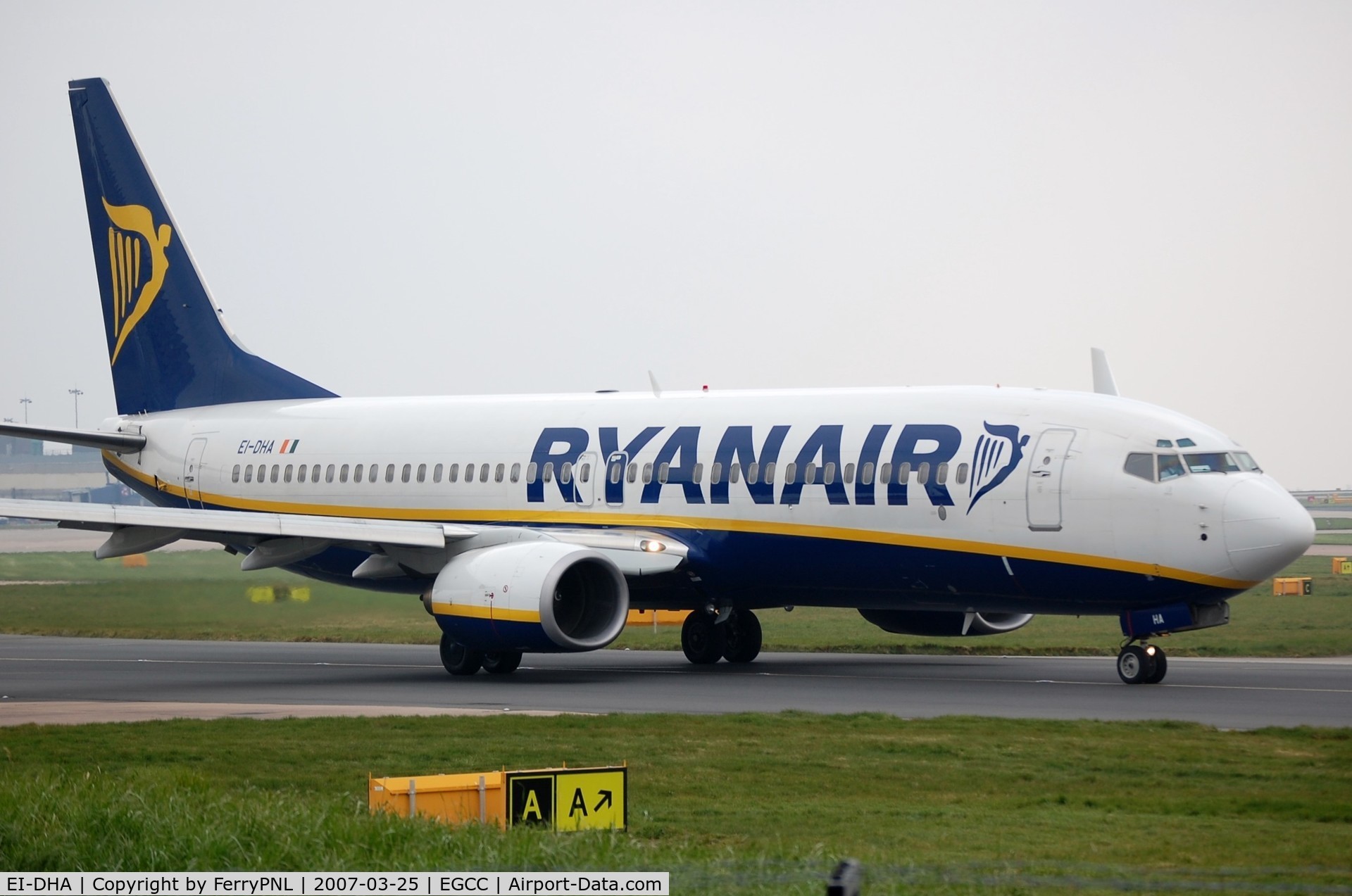 EI-DHA, 2005 Boeing 737-8AS C/N 33571, Ryanair taxying in MAN