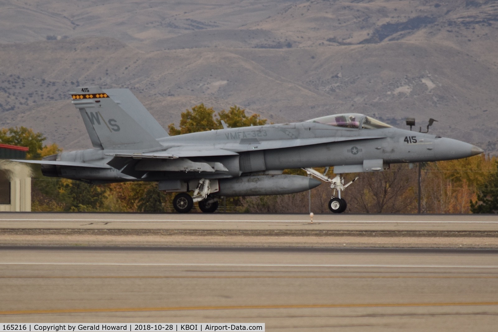 165216, McDonnell Douglas F/A-18C Hornet C/N 1394/C441, Landing RWY 10L.  VMFA-323 
