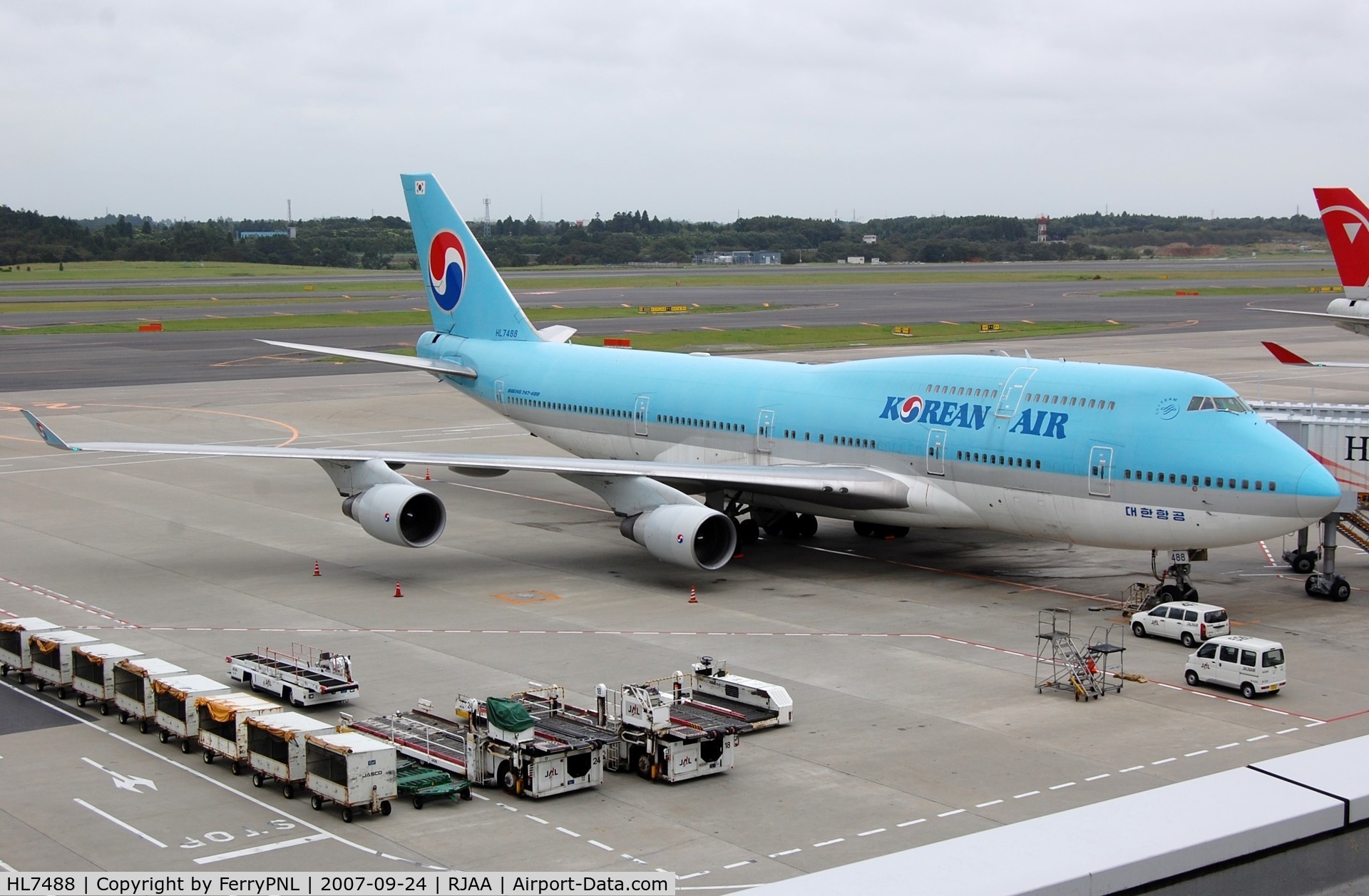 HL7488, Boeing 747-4B5 C/N 26394, Korean B744 at its gate