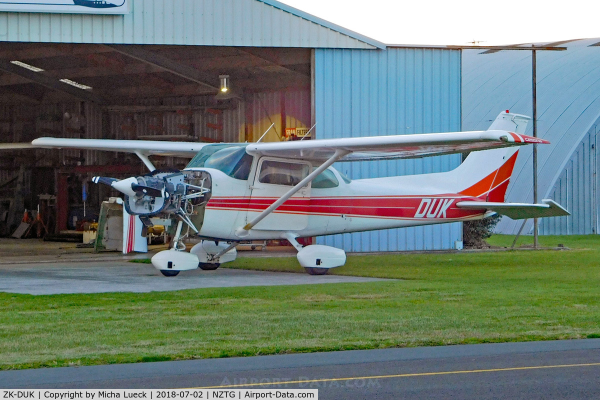ZK-DUK, Cessna 172M C/N 17262203, At Tauranga