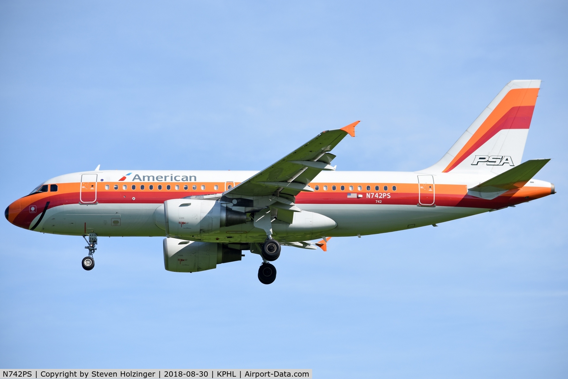 N742PS, 2000 Airbus A319-112 C/N 1275, On short final to PHL
