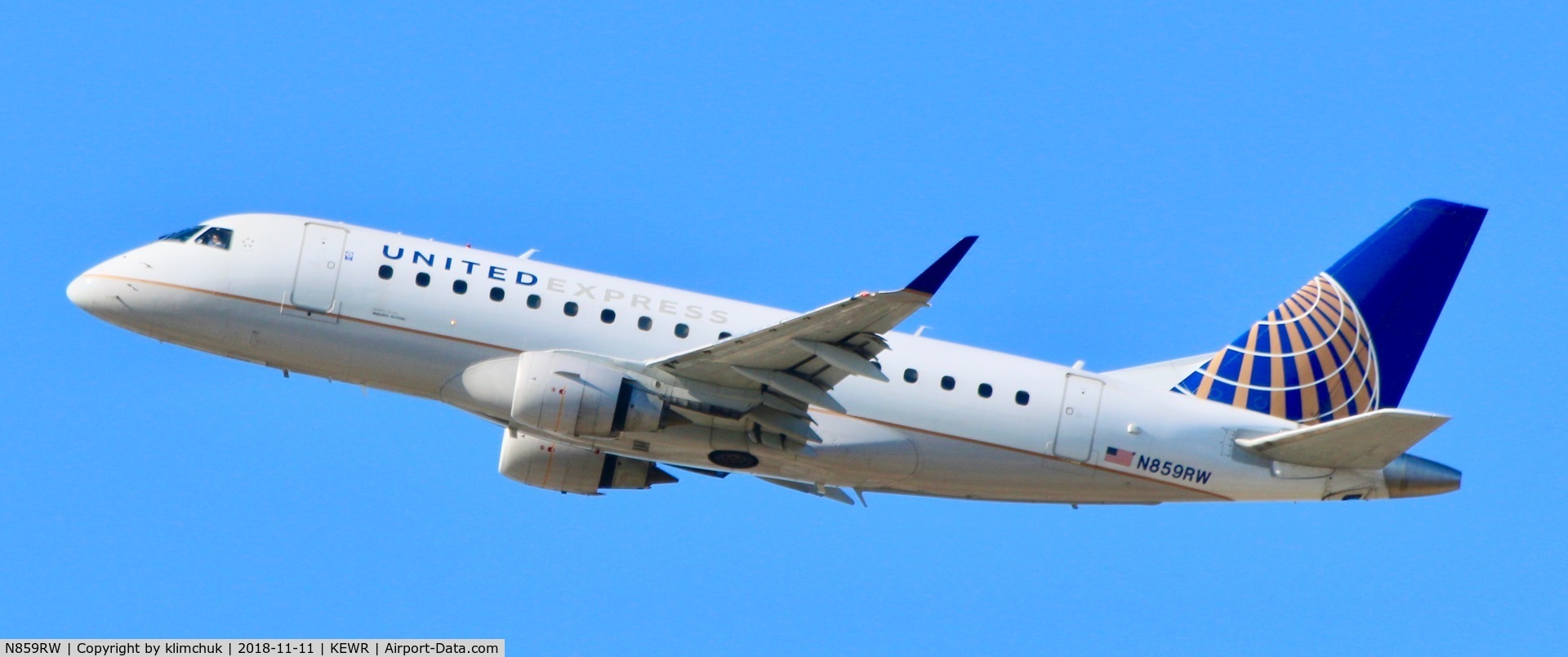 N859RW, 2005 Embraer 170SE (ERJ-170-100SE) C/N 17000082, Taking off runway 22R
1 hour flight flight to Pittsburgh, PA