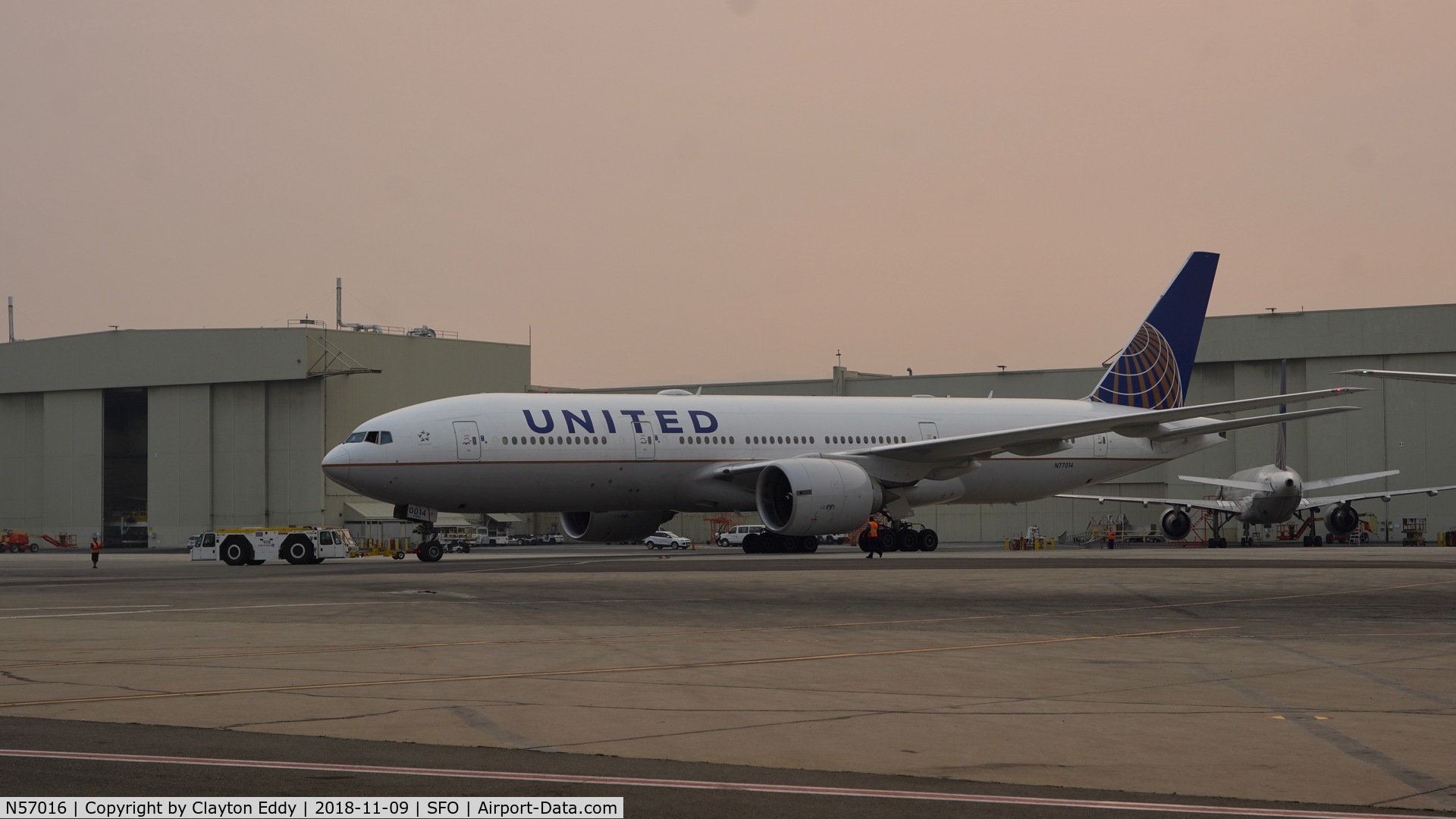 N57016, 2000 Boeing 777-224 C/N 28679, Smoke from the Paradise fire. SFO. 2018.