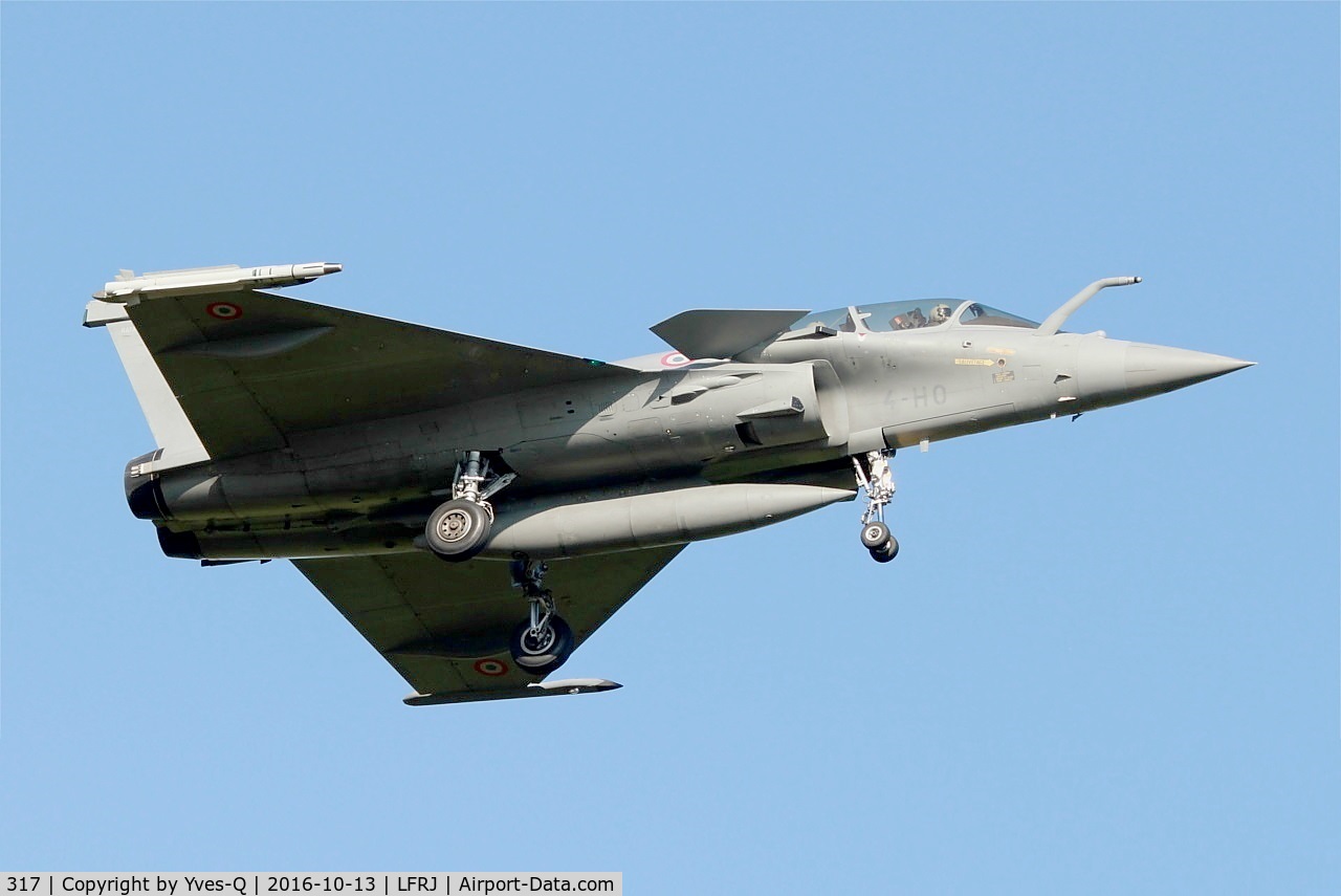 317, Dassault Rafale B C/N 317, Dassault Rafale B,  Short approach rwy 08, Landivisiau naval air base (LFRJ)