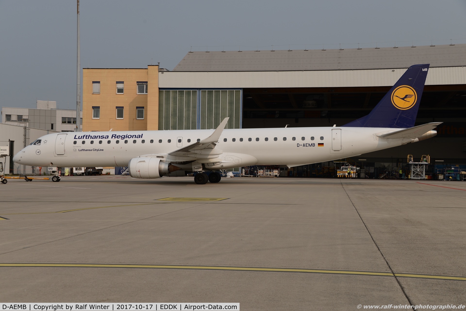 D-AEMB, 2009 Embraer 195LR (ERJ-190-200LR) C/N 19000297, Embraer ERJ-195LR 190-200LR - CL CLH Lufthansa Cityline - 19000297 - D-AEMB - 17.10.2017 - CGN
