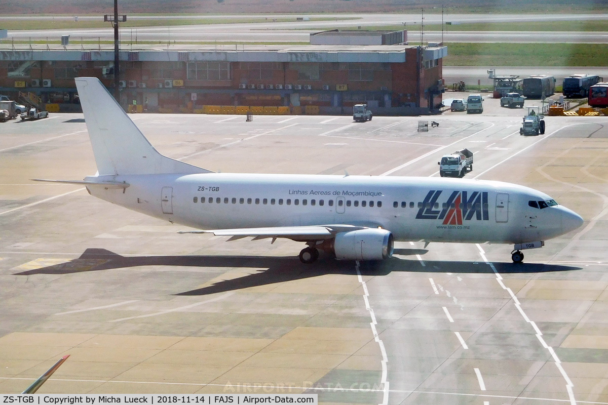 ZS-TGB, 1998 Boeing 737-36Q C/N 29327, At O.R. Tambo