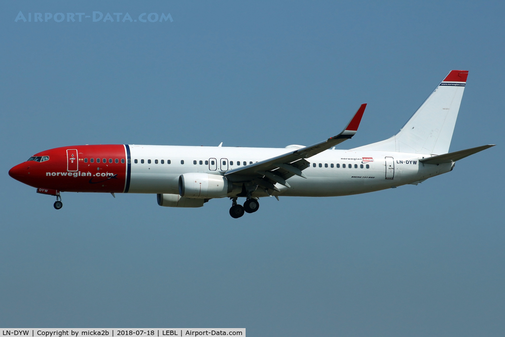 LN-DYW, 2011 Boeing 737-8JP C/N 39010, Landing. Lost livery at tail