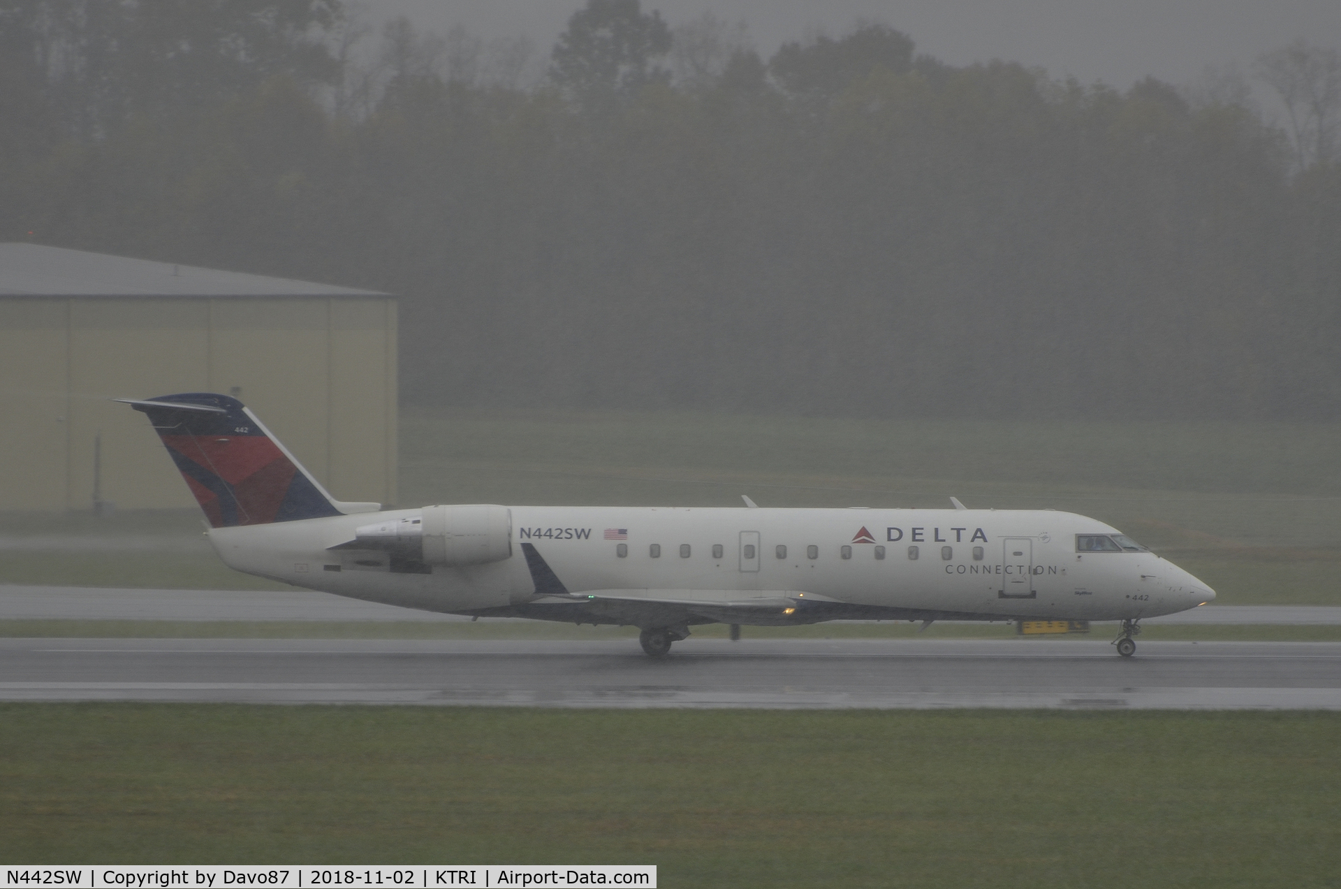 N442SW, 2002 Bombardier CRJ-200LR (CL-600-2B19) C/N 7609, Taking off in a rain shower at Tri-Cities Airport (KTRI)