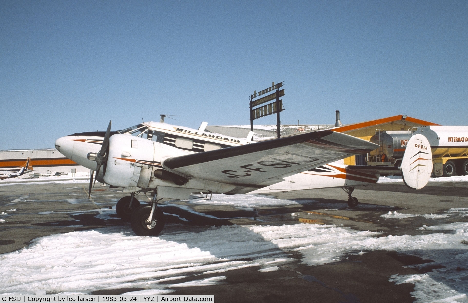 C-FSIJ, 1943 Beech 3T C/N 5988, Toronto 24.3.1983