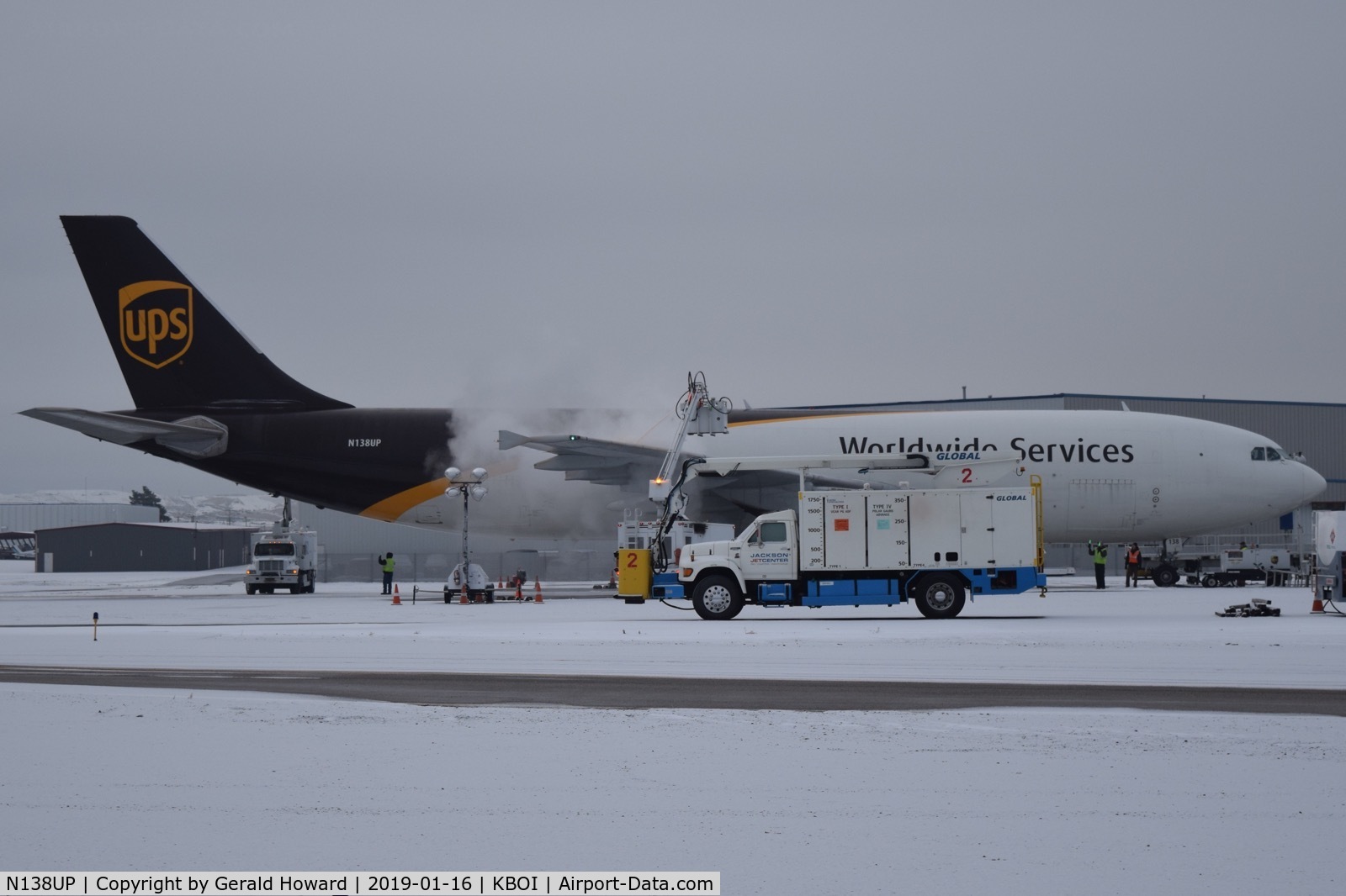 N138UP, 2001 Airbus A300F4-622R(F) C/N 0821, De ice on UPS ramp.