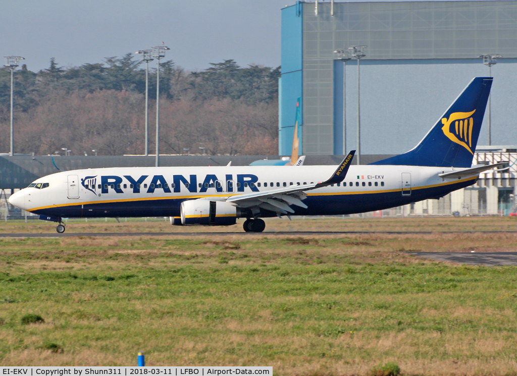 EI-EKV, 2010 Boeing 737-8AS C/N 38507, Landing rwy 14R