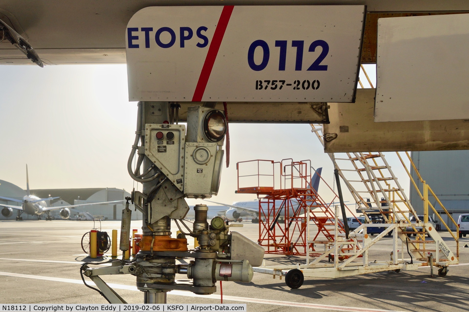 N18112, 1995 Boeing 757-224 C/N 27302, Nose gear. SFO 2019.