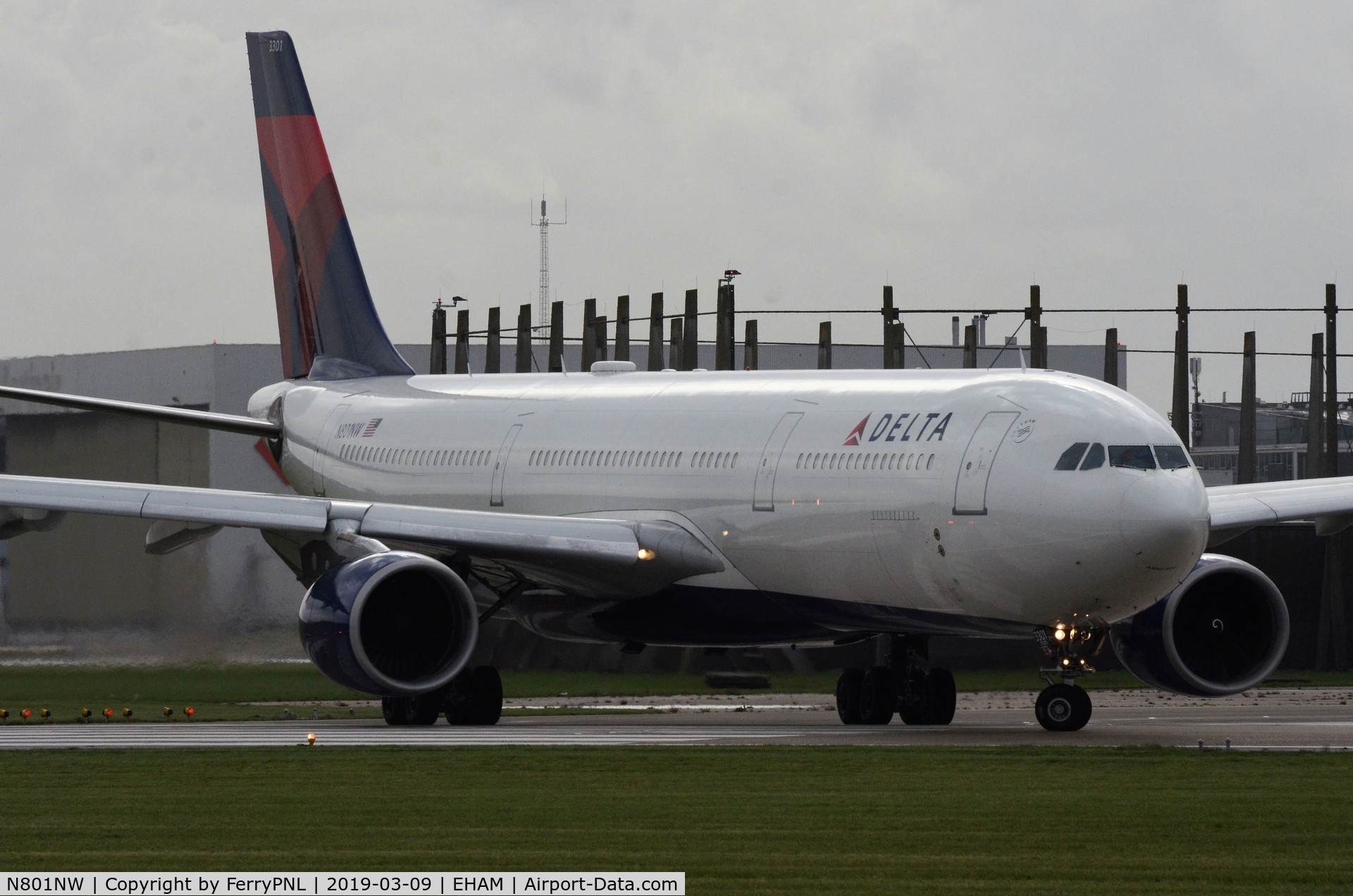 N801NW, 2003 Airbus A330-323 C/N 0524, Delta A333 lining-up