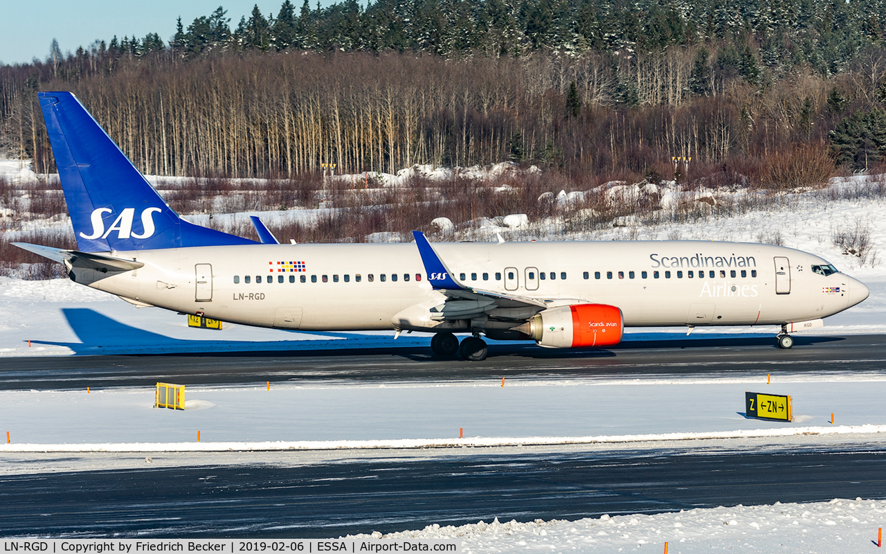 LN-RGD, 2013 Boeing 737-86N C/N 41258, taxying to the active RW26
