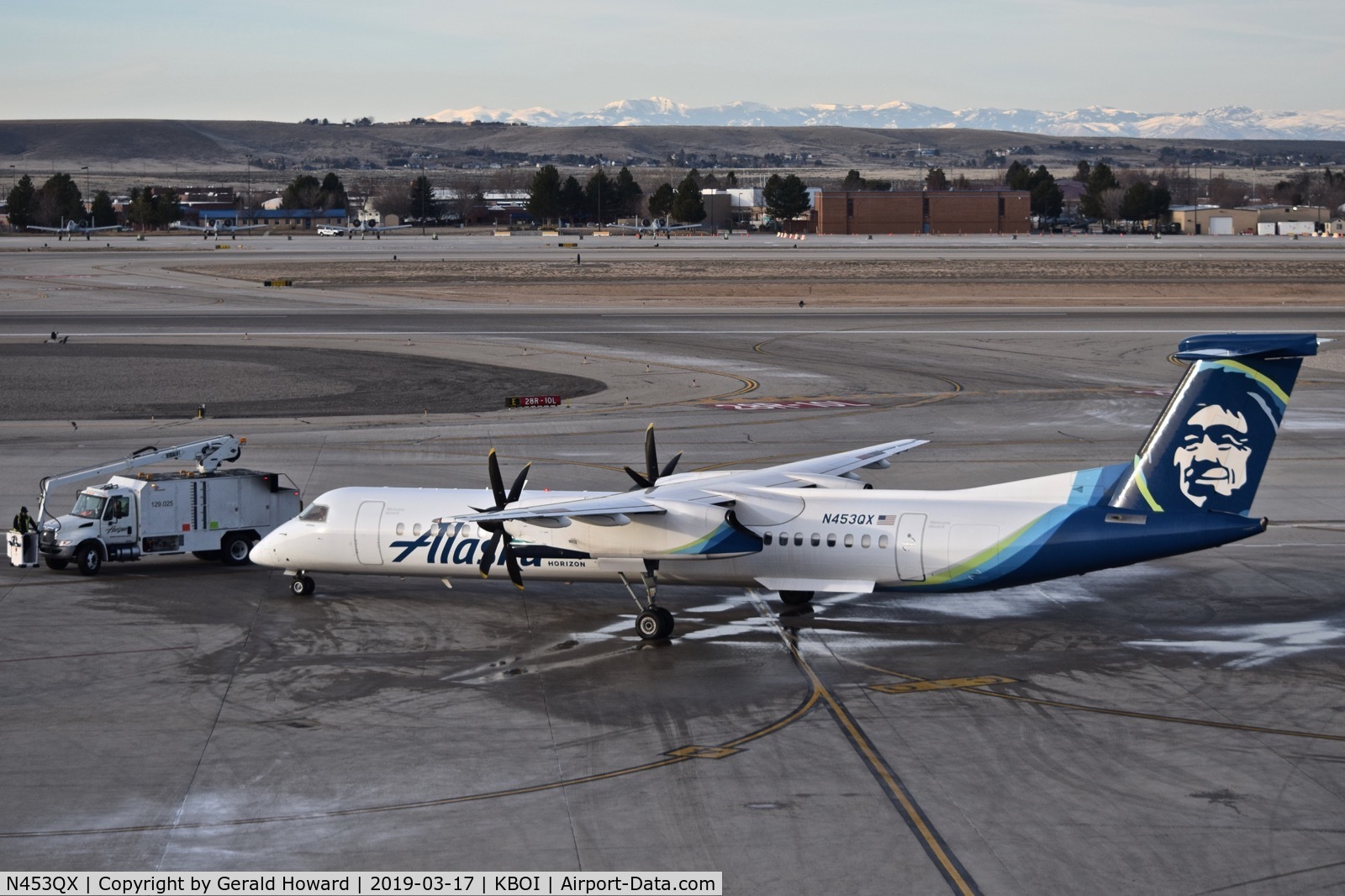 N453QX, 2015 Bombardier DHC-8-402 Dash 8 C/N 4489, Just finished de ice on the Alaska ramp.