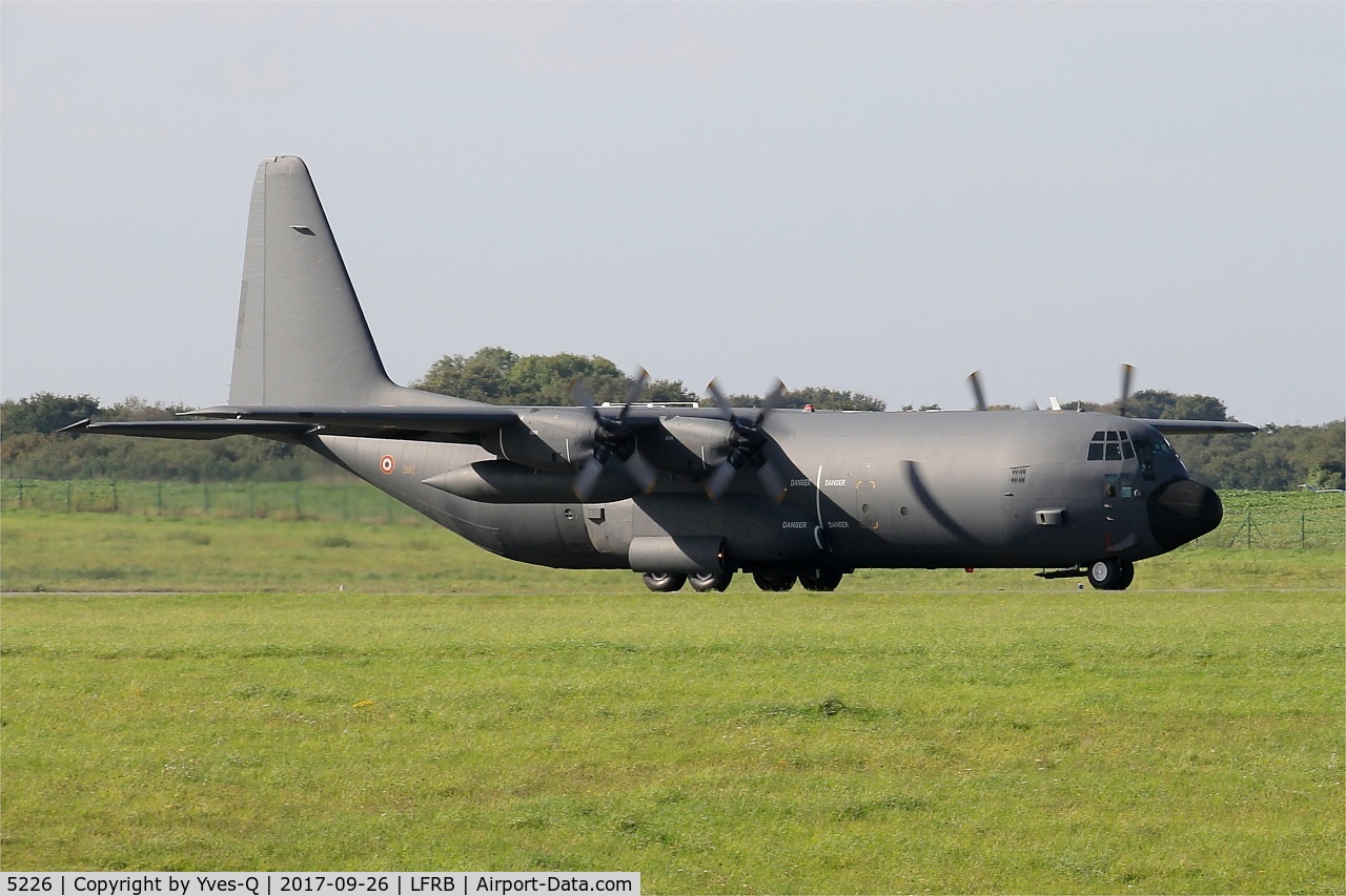5226, Lockheed C-130H-30 Hercules C/N 382-5226, Lockheed C-130H Hercules (61-PK), Taxiing to holding point rwy 25L, Brest-Bretagne airport (LFRB-BES)