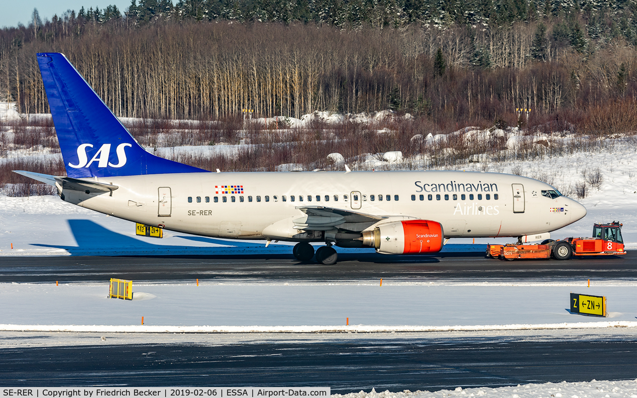 SE-RER, 2000 Boeing 737-7BX C/N 30736, taxying to the active