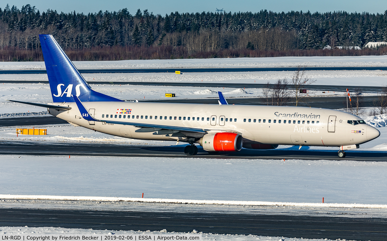 LN-RGD, 2013 Boeing 737-86N C/N 41258, taxying to the active