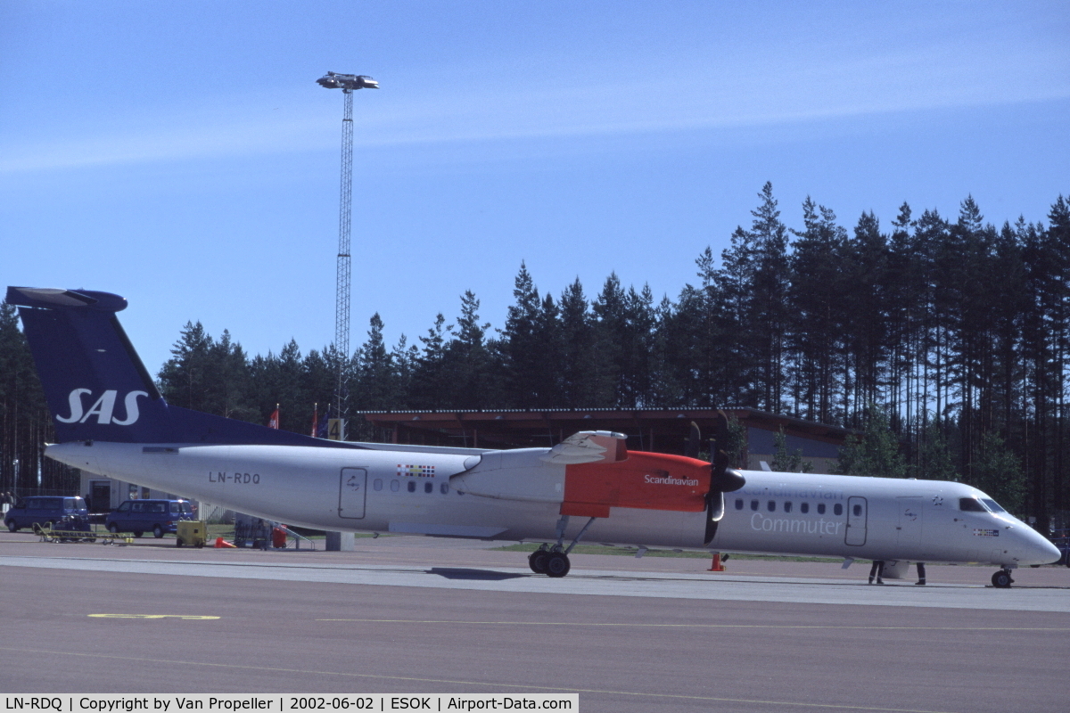 LN-RDQ, 1999 De Havilland Canada DHC-8-402Q Dash 8 C/N 4008, Scandinavian Commuter DHC-8-400 on the platform of Karlstad airport, 2002