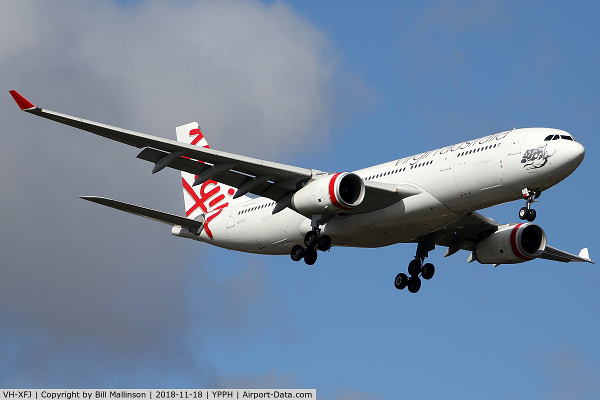 VH-XFJ, 2014 Airbus A330-243 C/N 1561, finals to 21