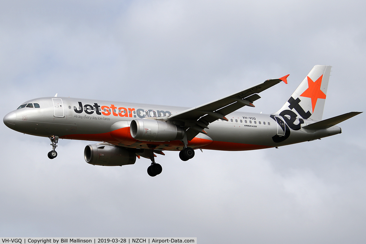 VH-VGQ, 2010 Airbus A320-232 C/N 4303, finals to 02