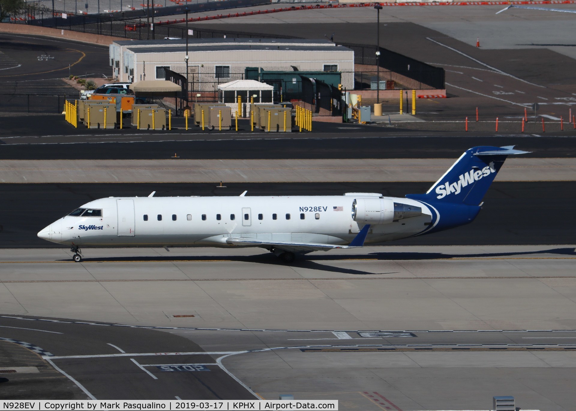 N928EV, 2004 Bombardier CRJ-200LR (CL-600-2B19) C/N 8006, CL-600-2B19