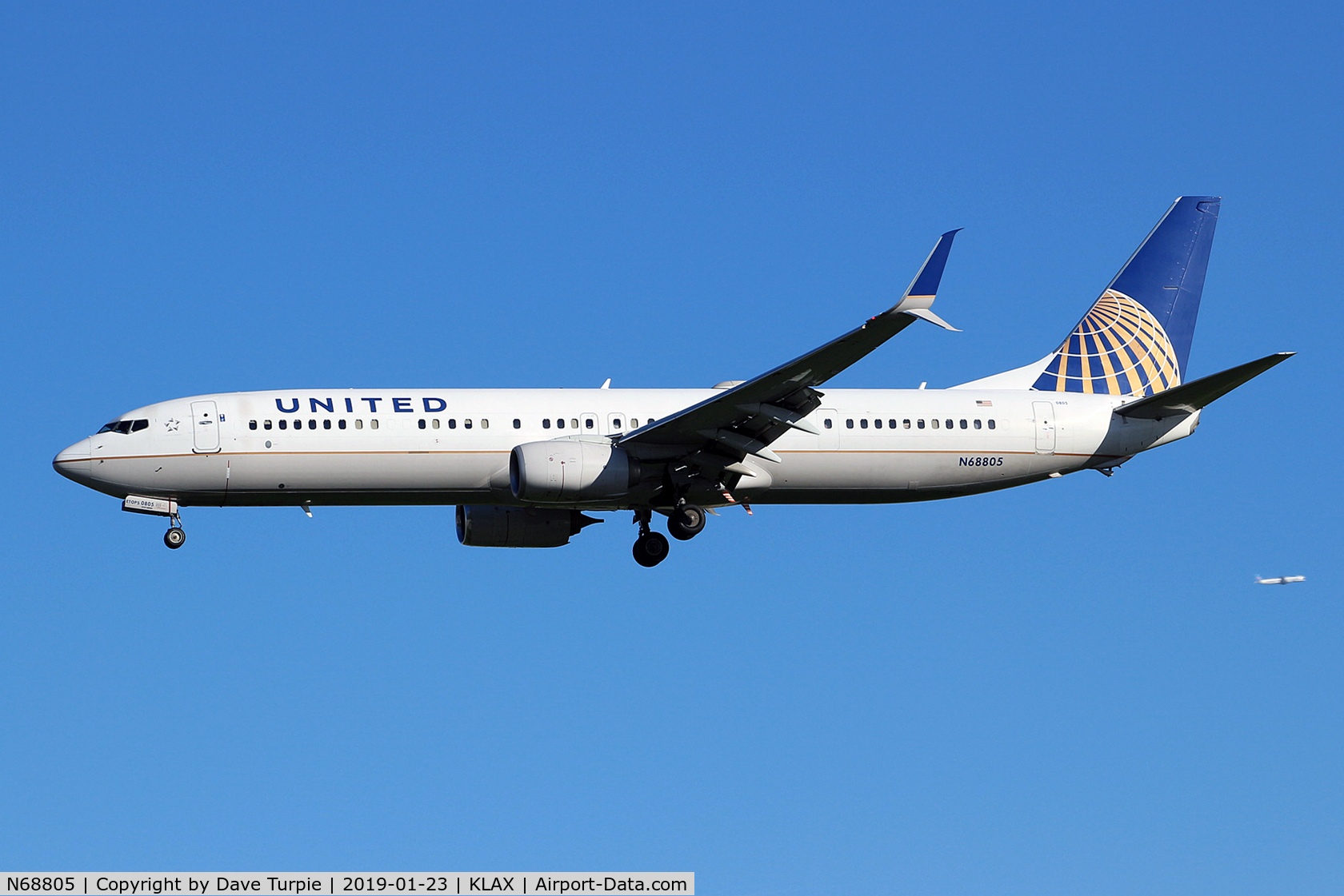 N68805, 2013 Boeing 737-924/ER C/N 42818, A China Southern Boeing 777 can be seen a few miles away on its downwind leg.