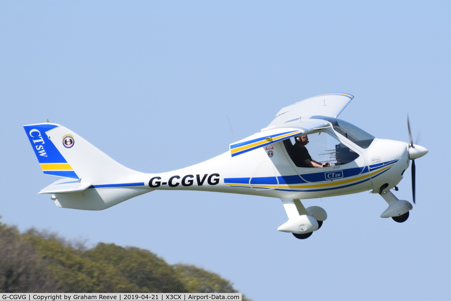 G-CGVG, 2011 Flight Design CTSW C/N 8575, Departing from Northrepps.