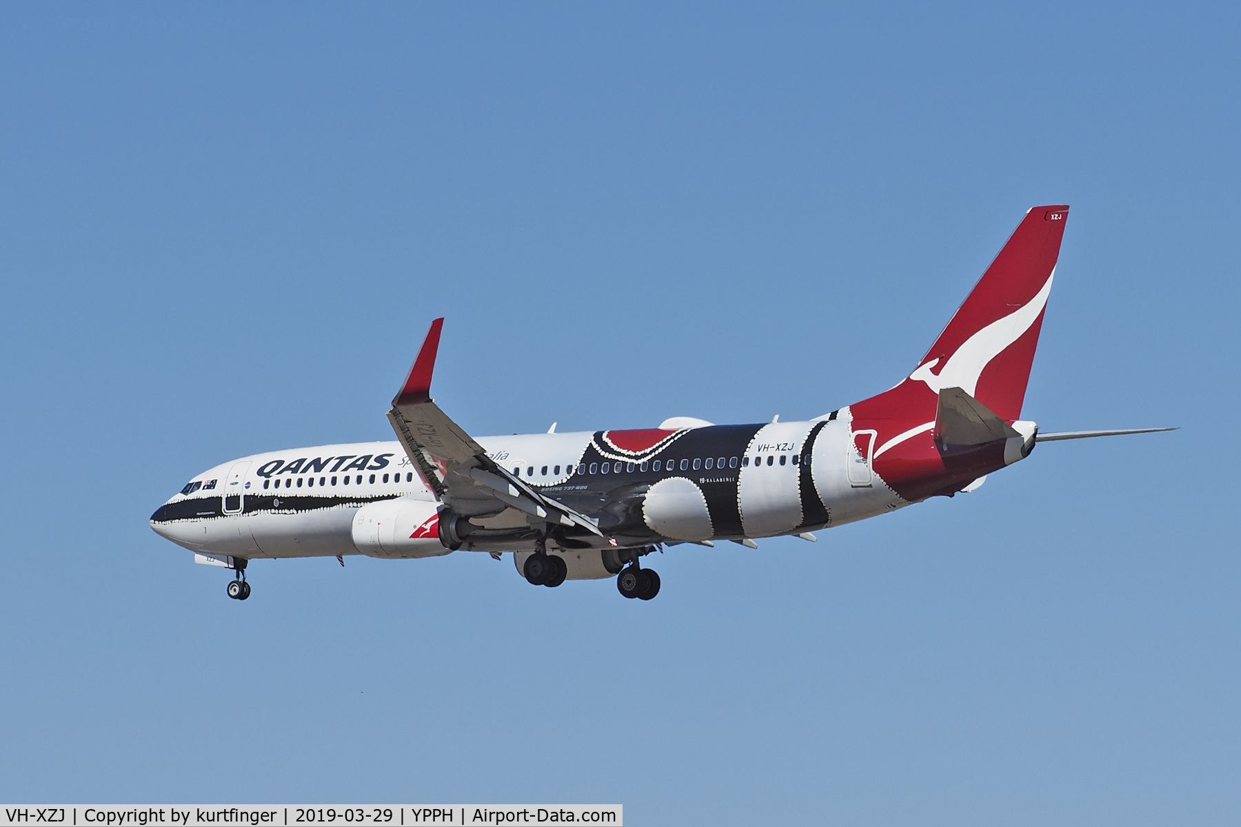 VH-XZJ, 2013 Boeing 737-838 C/N 39365, Boeing 737-838. Qantas VH-XZJ, final runway 06 18 YPPH 290319