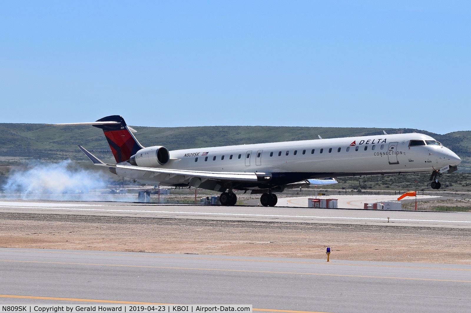 N809SK, 2006 Bombardier CRJ-900ER (CL-600-2D24) C/N 15086, Landing RWY 28R.