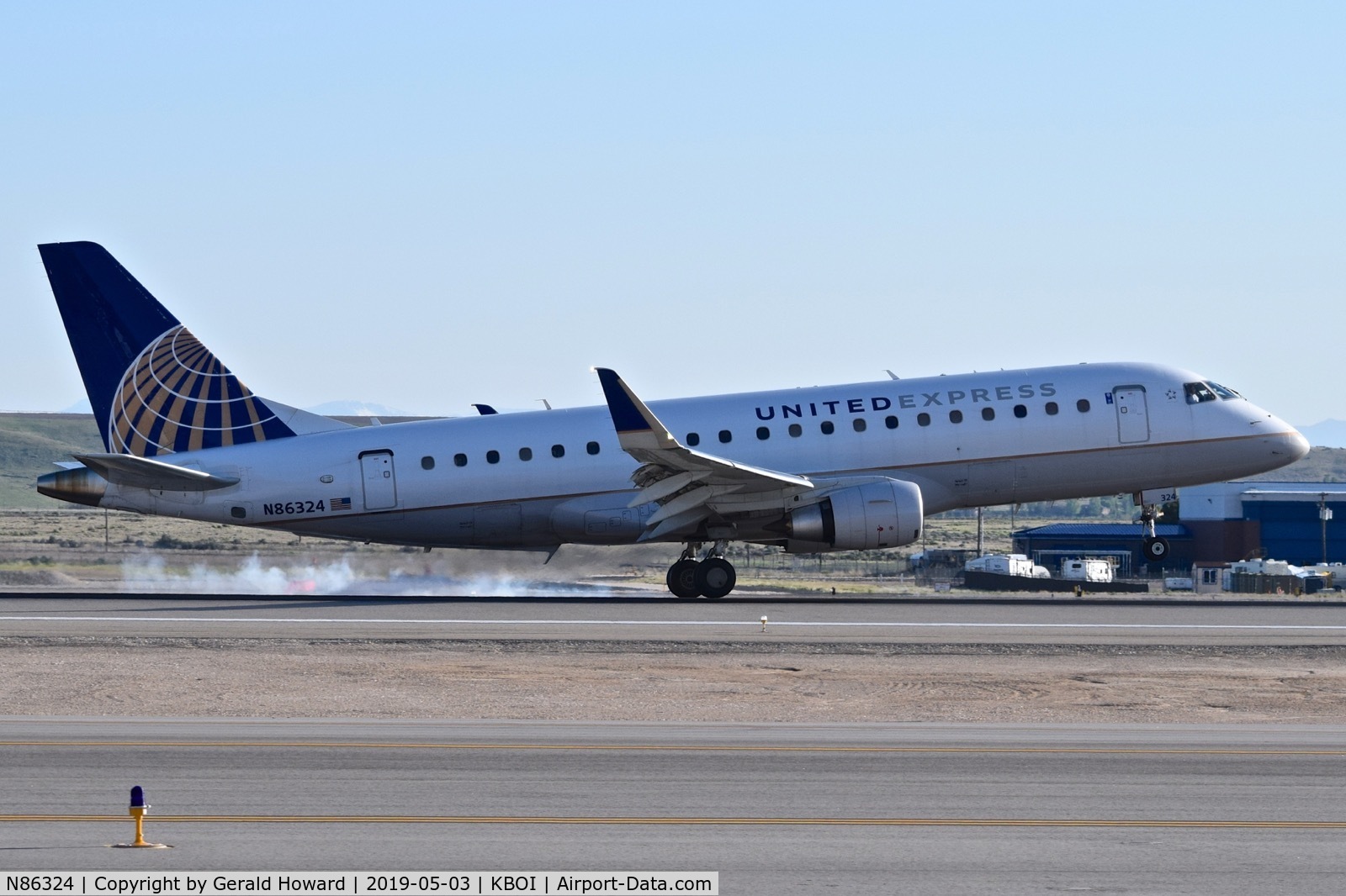 N86324, 2015 Embraer 175LR (ERJ-170-200LR) C/N 17000471, Touch down on RWY 28R.