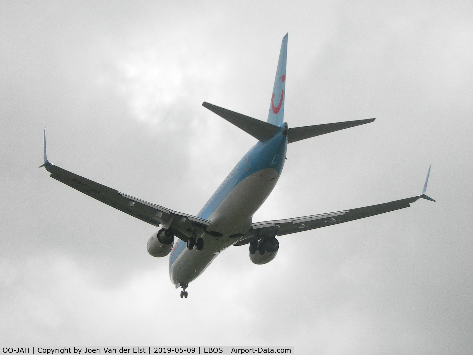 OO-JAH, 2011 Boeing 737-8K5 C/N 37260, Moments before touchdown rwy 26