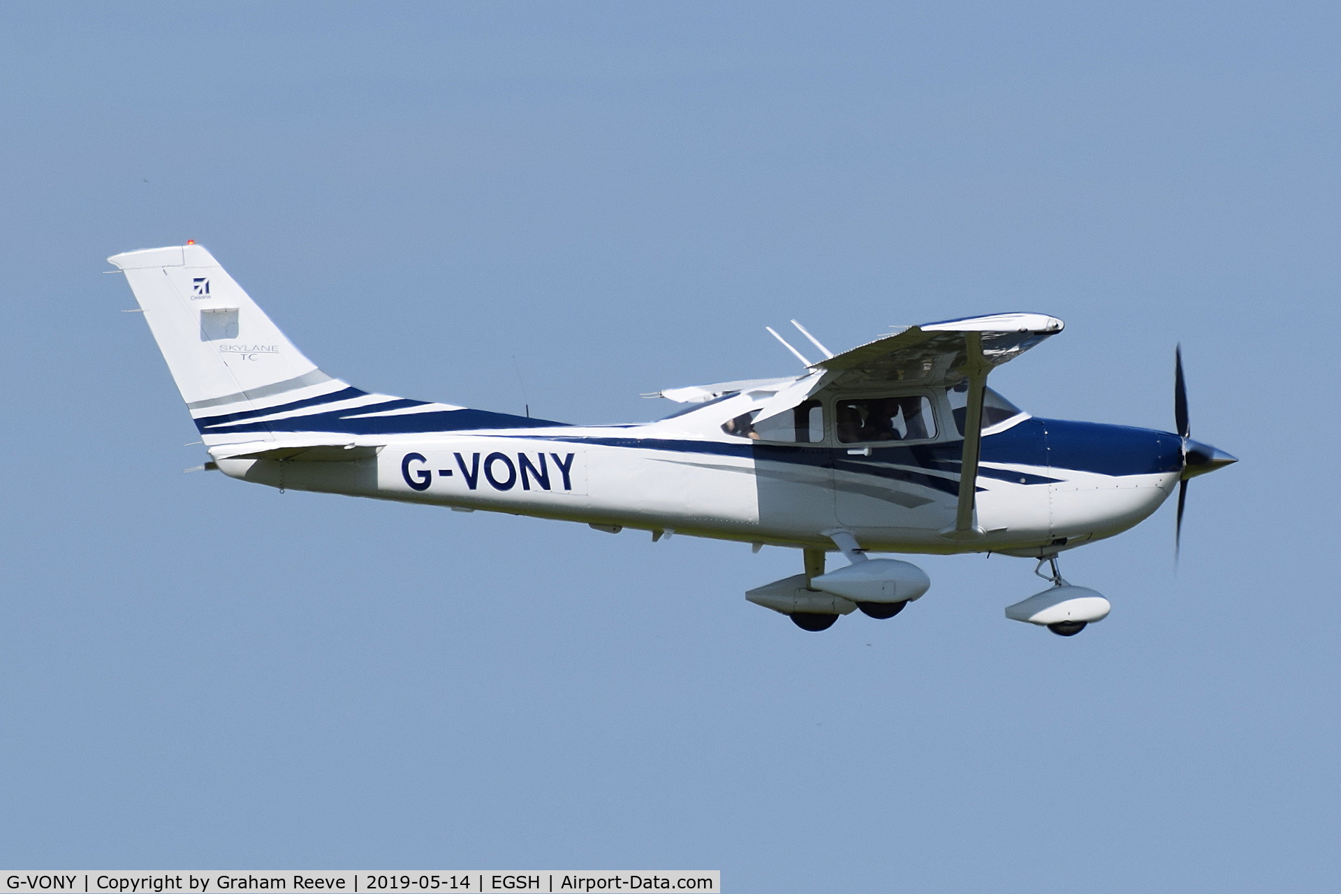 G-VONY, 2006 Cessna T182T Turbo Skylane C/N T18208662, Landing at Norwich.