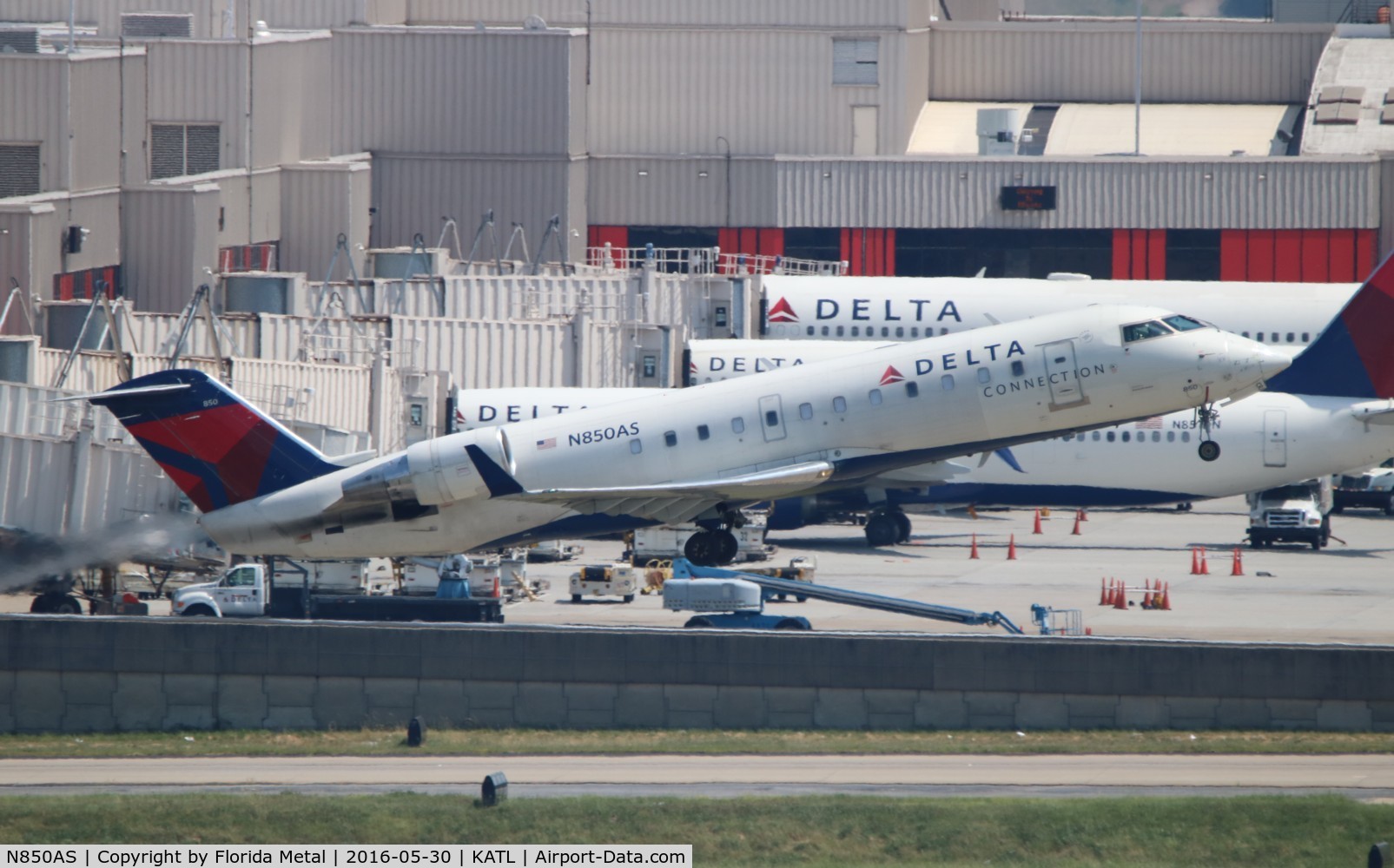 N850AS, 1999 Bombardier CRJ-200ER (CL-600-2B19) C/N 7355, Delta Connection