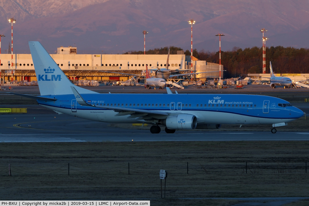 PH-BXU, 2006 Boeing 737-8BK C/N 33028, Taxiing