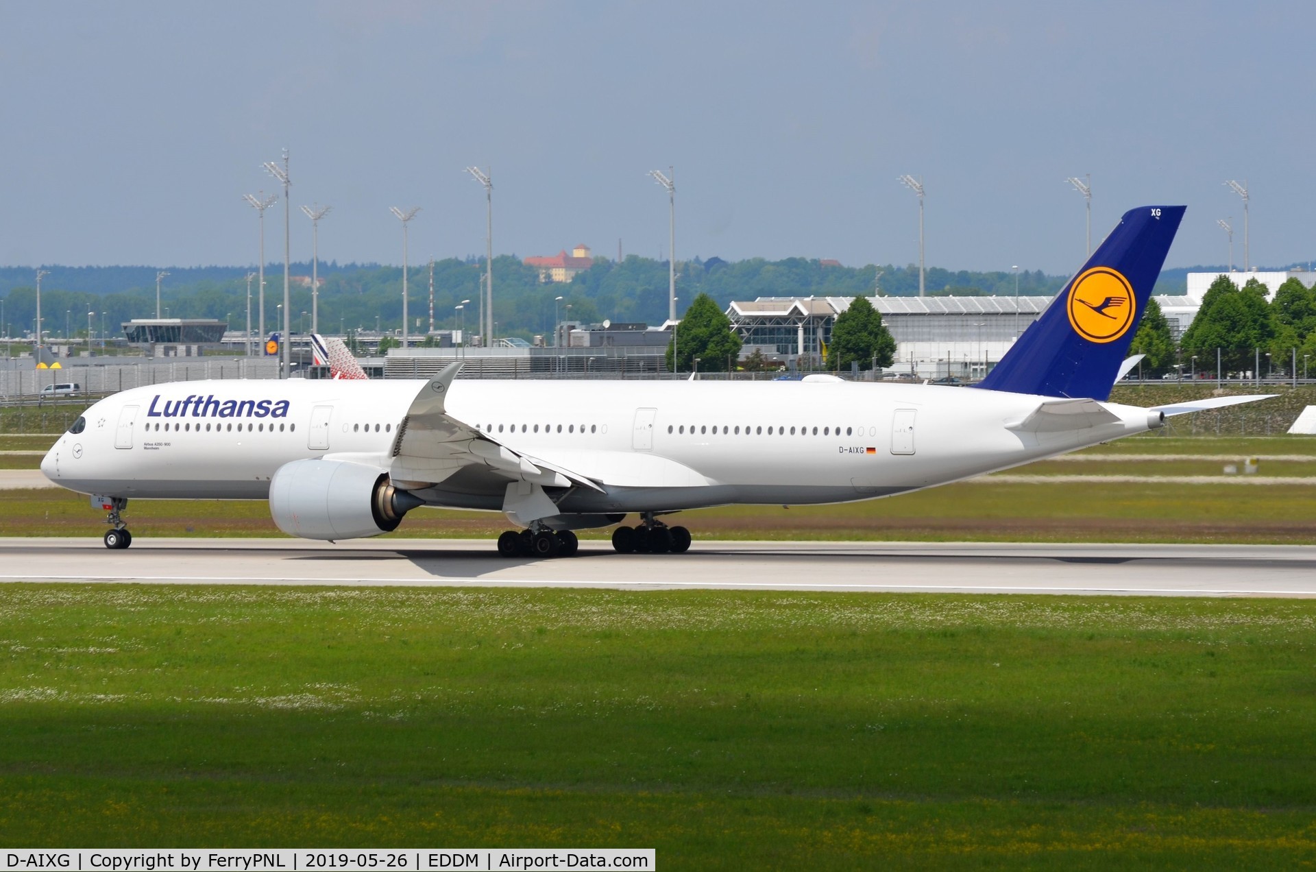 D-AIXG, 2017 Airbus A350-941 C/N 174, Lufthansa A359 starting its take-offf run.