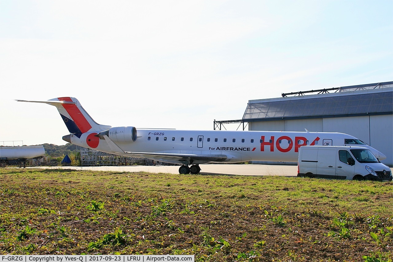 F-GRZG, 2002 Bombardier CRJ-701 (CL-600-2C10) Regional Jet C/N 10037, Bombardier CRJ-701, Parked, Morlaix-Ploujean airport (LFRU-MXN)