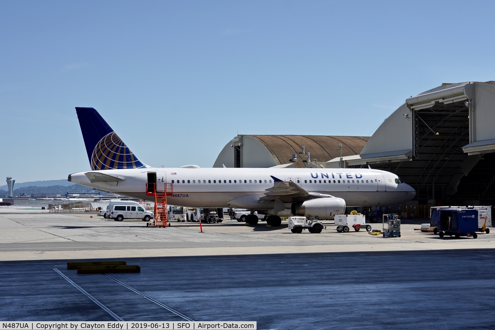 N487UA, 2002 Airbus A320-232 C/N 1669, SFO 2019.