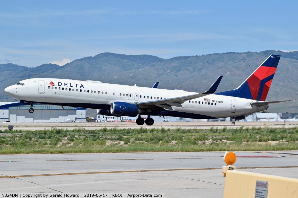 N824DN, 2014 Boeing 737-932/ER C/N 31935, Take off from RWY 28L.