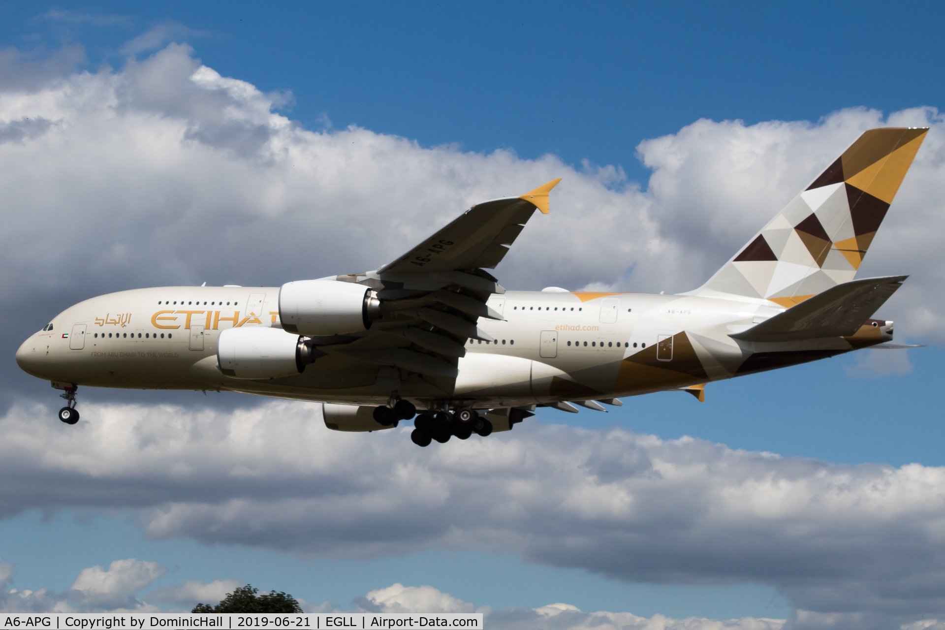 A6-APG, 2015 Airbus A380-861 C/N 198, Landing RWY 27L