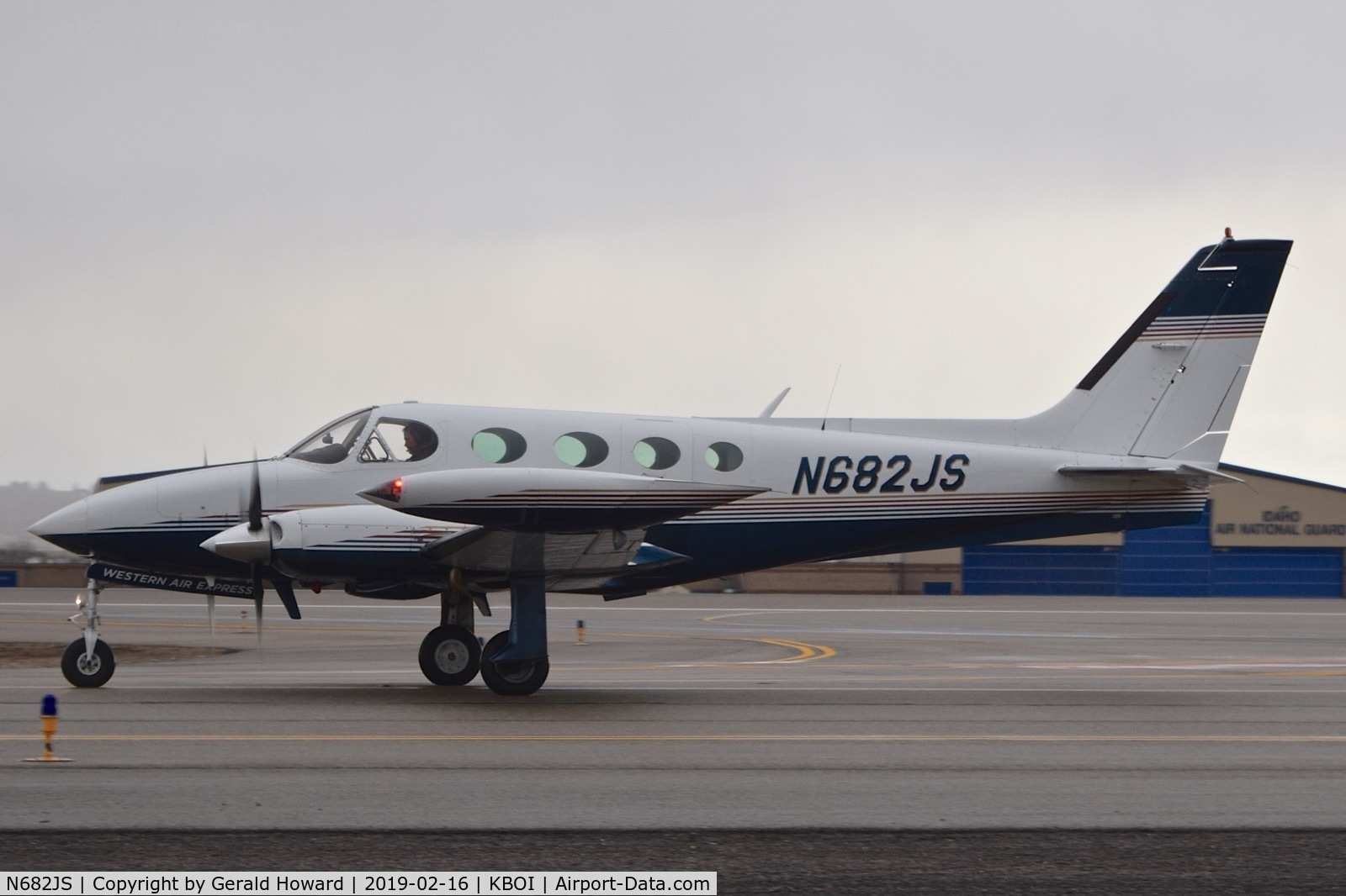 N682JS, 1981 Cessna 340A C/N 340A1237, Taxiing on Alpha.